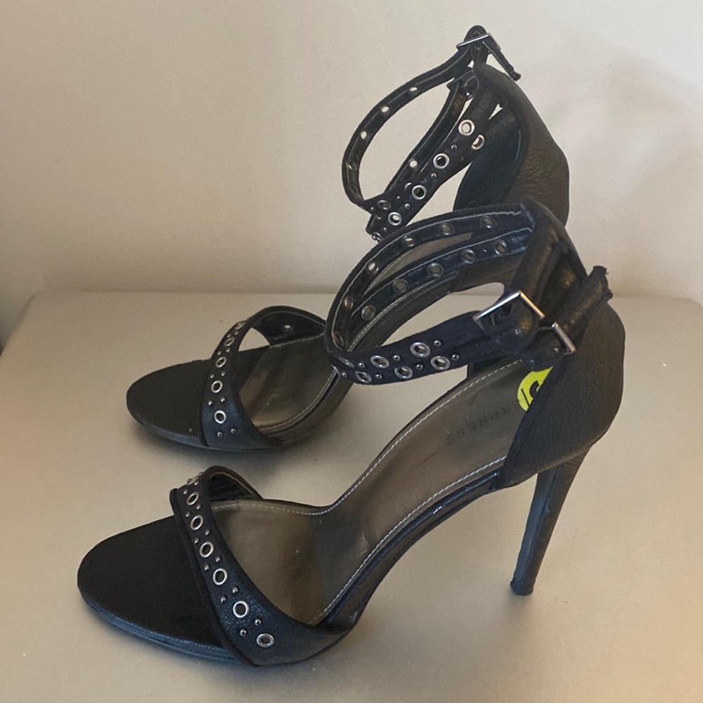 New 4 inch heal w/2 straps & small grommet design-smoke free home